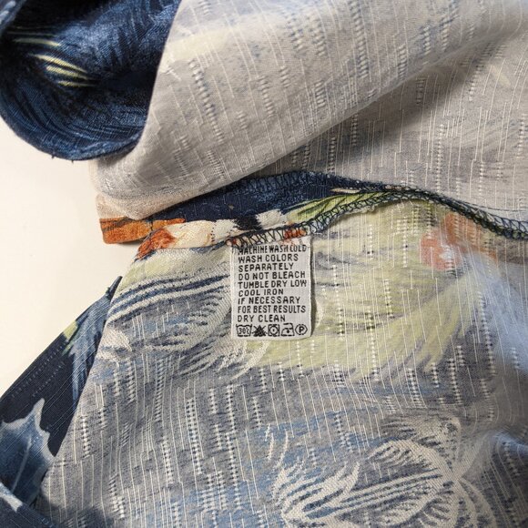 Tommy Bahama Mens Cool Yule Hawaiian Christmas Pinups Girls Silk Shirt Size M - Picture 6 of 14